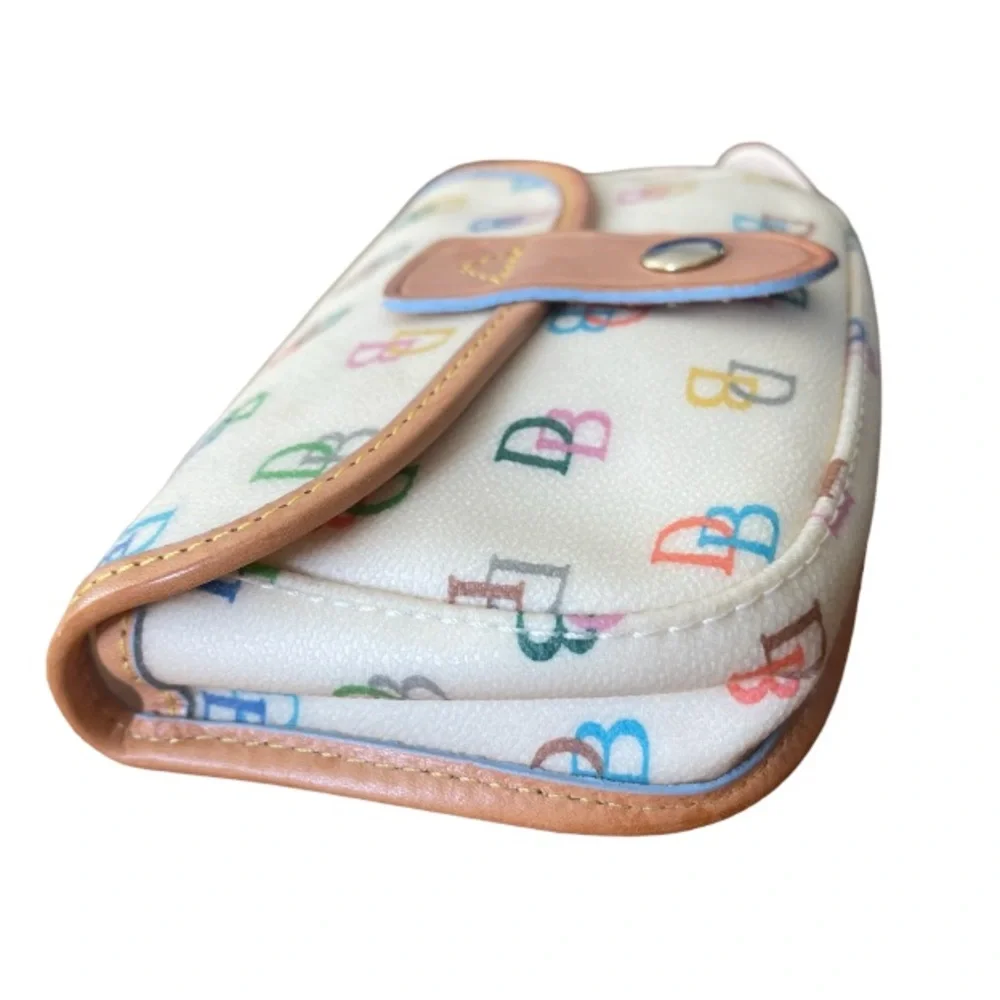Dooney & Bourke reposhing this